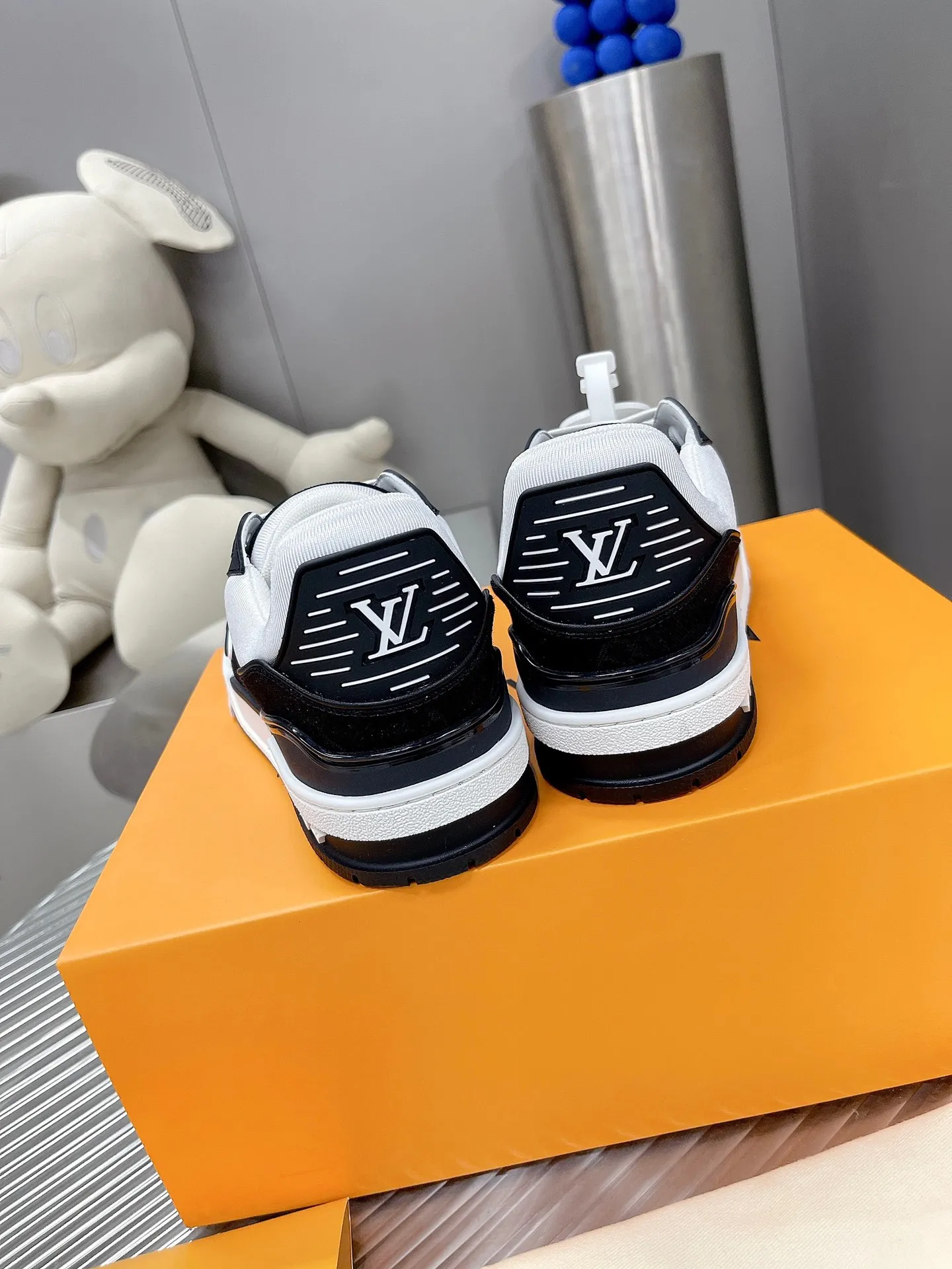 👟👟Ex-factory price 840👟👟The highest version on the Internet⚠️Feel free to compare! 2021🔥New model, purchase quality LV~Louis Vuitton by Virgin Abloh’s best-looking sneakers, Donkey Brand strongly recommends new products, official website limited edition retro basketball sneakers! Both high and low tops cost money to purchase 1:1 accurate replicas of the originals. The details are invincible, full of sincerity, imported custom-made original cowhide, the original package method is the same, the details are 100% restored, and the private model customized the original one-piece T👟👟factory price U outsole, which is different from other brands. Without the original version, this effect cannot be achieved! 35-45 (46 is custom-made and non-refundable) Some colors are available in women’s styles